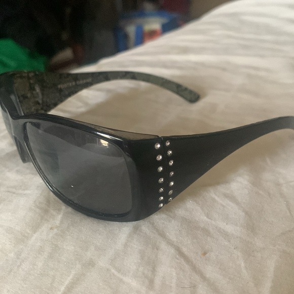 Free w/ any $50 Bundle Gorgeous Foster Grant Womens sunglasses w/ Sparkling Gems - Picture 3 of 3